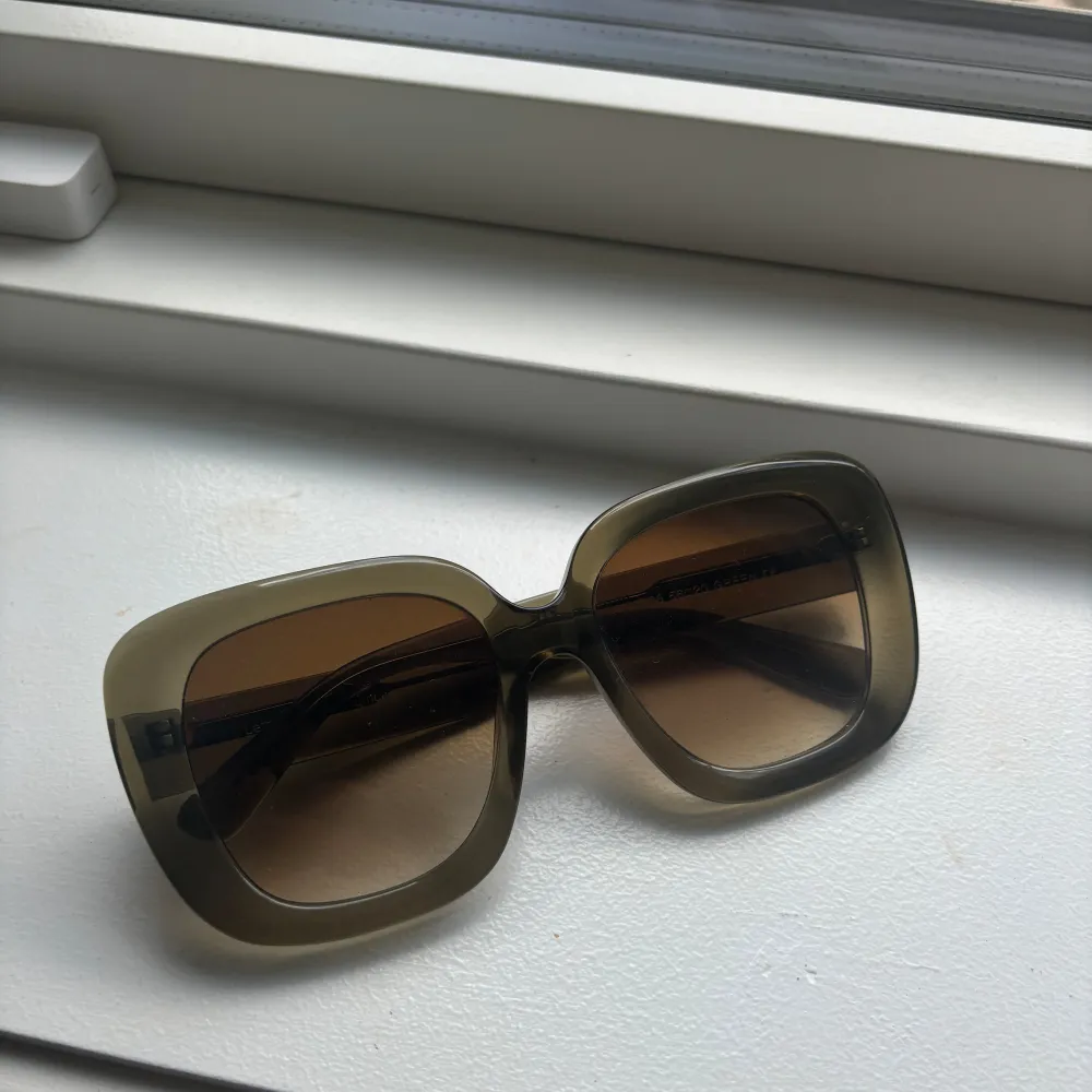 Säljer mina gröna Chimi solglasögon i modellen 108 som inte längre finns på hemsidan. Använda ett fåtal gånger så i bra skick! Fodral kommer med! 🤍. Accessoarer.