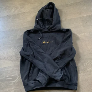 Mennace - Mennace hoodie i strl s men passar även m då den är oversized. I bra använt skick utan defekter vad jag kan se. Unisex