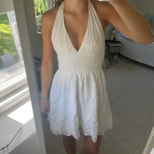 Vit halterneck klänning - Säljer denna superfina vita halterneck klänning från zara i storlek S. Endast använd ett fåtal gånger!