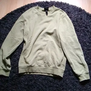 Sweatshirt  - Nyskick. Lagom storlek. Fin olivfärgad.
