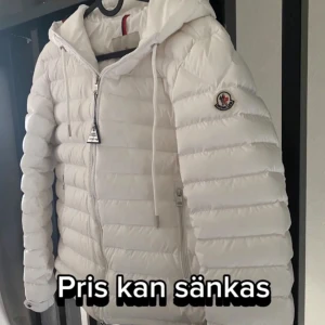 Moncler jacka - Jackan är storlek 2/M! Jag säljer den pågrund av att den är för liten på mig😁 Jag är osäker om den är äkta därför utan priset men funkar med Scan😆 Priset kan sänkas i en snabb affär💸💸🦞