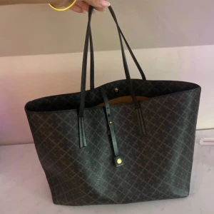 Malene Birger väska  - I mycket fint skick. Sparsamt använd. Inga defekter eller slitage. 