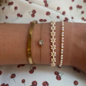 Pärlarmband - Pärlarmband i Blomformat och går självklart att köpa till ett vanligt pärlarmband oxå🙌🏼