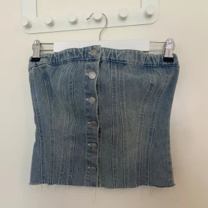Jeans topp  - En jeans topp med stretch i ryggen och knappar fram. Från SHEIN i storlek s/m. Aldrig använd 