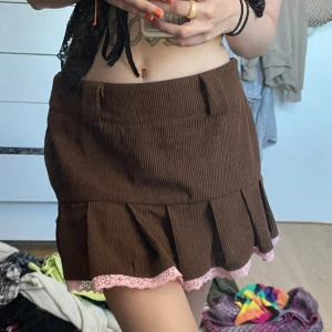 Brun kjol - världens sötaste kjol, storlek M