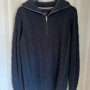 J.Lindebergh Halfzip - Säljer nu min helt nya Lindbergh halfzip. Den är använd 1 gång och säljs eftersom den inte kommer till användning. (Nypris 699kr)