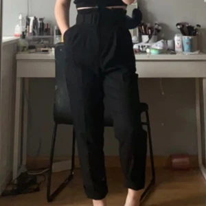 Kostymbyxor  - Ett par kostymbyxor från H&M använda fåtal gånger🤩💗