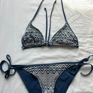 Missoni bikini  - Missoni liknade bikini från hm. Förmodligen storlek 34/36, banden går att justera. Skriv privat för frågor eller fler bilder! Finns ett litet hål i överdelen(sista bilden) 