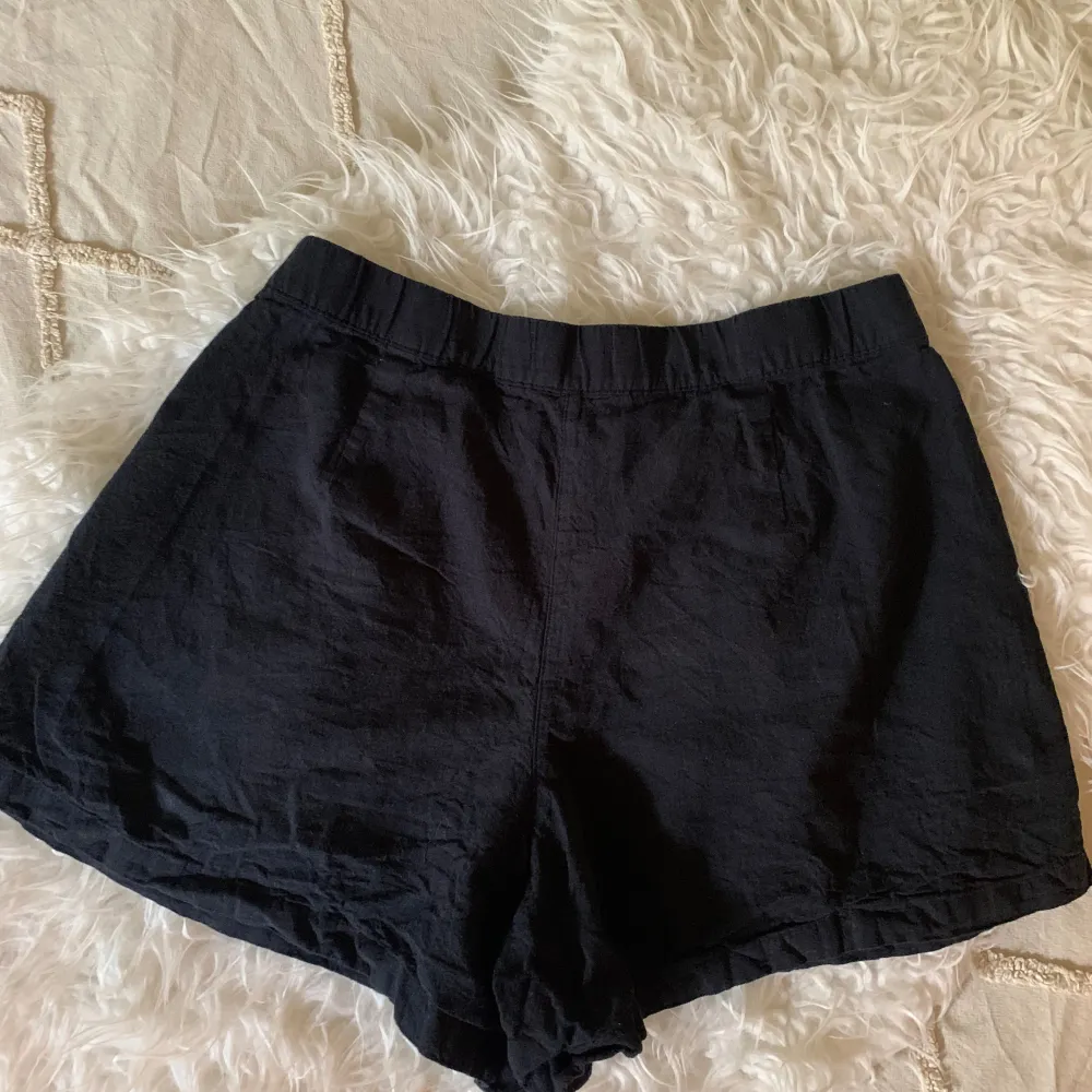 Linen shorts from Gina Tricot. Size M and in great condition.. Shortsit.