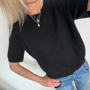 Stickad Tshirt  - Så fin och slutsåld stickad Tshirt från h&m💕 storlek L men sitter snyggt oversized på mig som normalt har xs/s, aldrig använd 