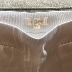 Alobha label linnebyxor  - Säljer mina fina alobha label byxor då dem inte kommer till användning. Enbart testade hemma. Säljer i nyskick! 