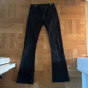 Lågmidjade svarta crocker jeans