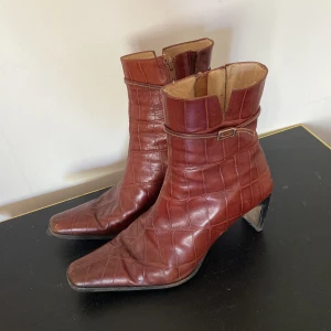 mönstrade läder skor  - bruna läder klackar, äldre och inte använd på många år. 