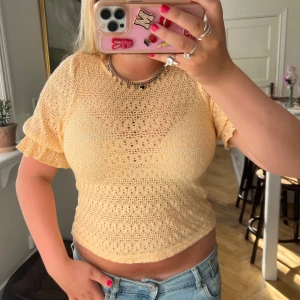 Gul topp - Säljer denna super söta gula toppen! Skriv vid intresse eller frågor!