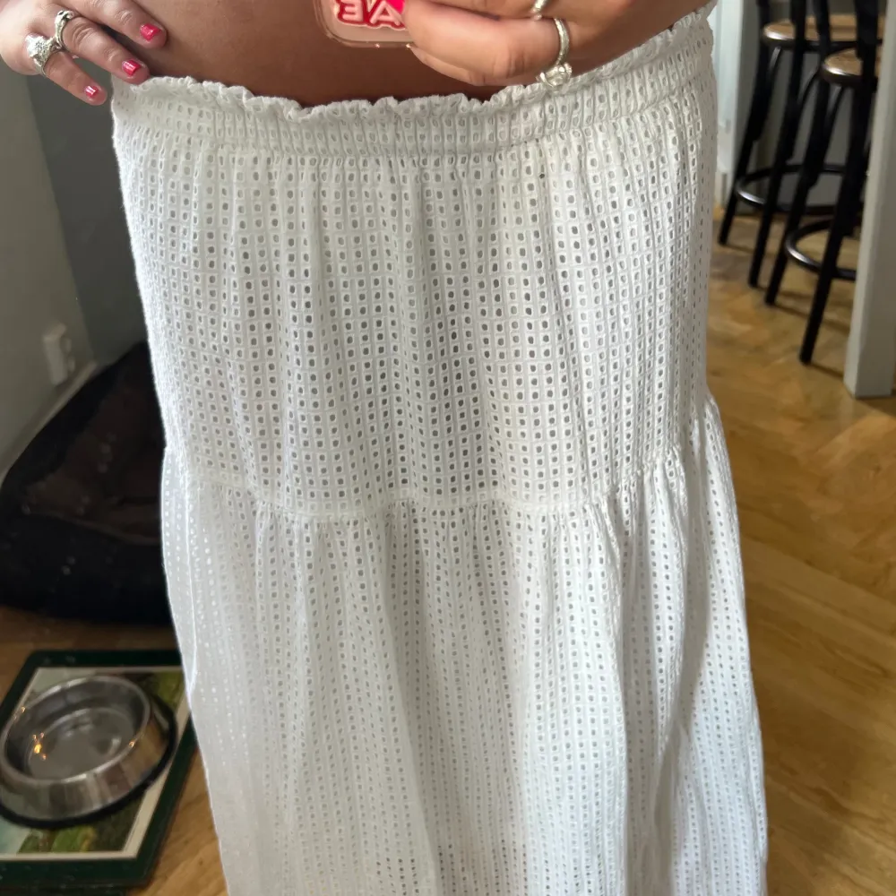 Säljer denna vita lång kjolen! Skriv vid intresse eller frågor!🩷. Kjolar.