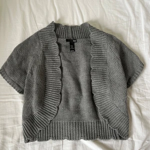 Glittrig bolero  - Köpt här på plick💕 I jättefint skick. De två sista bilderna är inte mina utan lånade av tjejen jag köpte boleron av. Det är bara att skriva för fler bilder eller om ni undrar något 💕