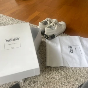 MOSCHINO SNEAKERS - Säljer mina MOSCHINO skor ❤️ köpta online med nypris 2200 ungefär hör av er för fler frågor❤️ 
