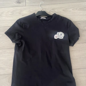 Moncler tröja - Säljer denna jätte snygga moncler tröja för den har blivit för liten tröjan är i väldigt bra skick:9/10 och är perfekt för sommaren 👍☺️