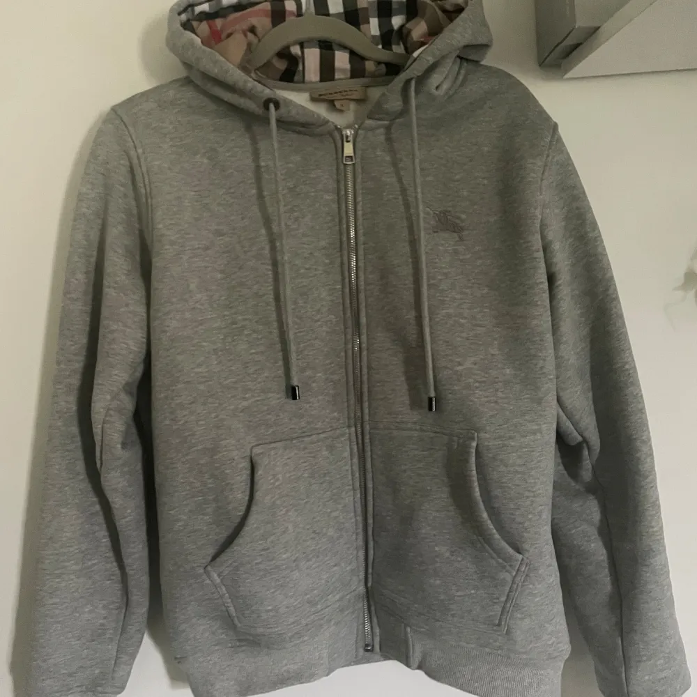 Hej! Säljer en oäkta hoodie från märket Burbery. Skriv vid intresse. Pris inte hugget i sten!. Hoodies.