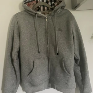 Burbery hoodie - Hej! Säljer en oäkta hoodie från märket Burbery. Skriv vid intresse. Pris inte hugget i sten!