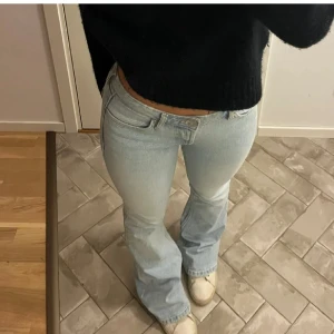 Lågmidjade jeans - Lånade bilder. Snygga Lågmidjade jeans från zara. Bra skick.