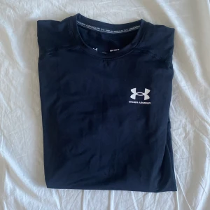 Under Armour Compression shirt - Compression shirt från under armour. Denna tajta träningströja från under armour har endast använts två gånger. 