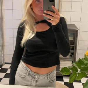 Topp Gina tricot  - Svart topp från Gina tricot. Ribbad och med ett hål över bröstet. Sparsamt använd💕