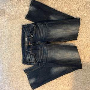 Super snygga lågmidjade boutcut jeans!💙 Älskar verkligen både färgen och passformen men det har tyvärr blivit försmå för mig!😪