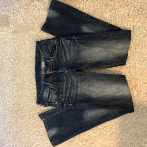 Lågmidjade boutcut jeans - Super snygga lågmidjade boutcut jeans!💙 Älskar verkligen både färgen och passformen men det har tyvärr blivit försmå för mig!😪
