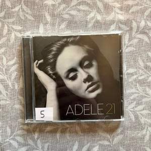 Adele cd 21 i väldigt bra skick. Skivan är testad och fungerar.