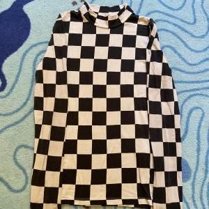 Rutig tjöja - Svart och vit rutig tröja med krage🦋