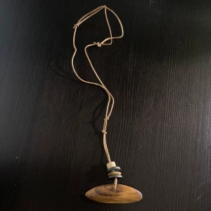 Halsband läder, trä, pärlor, skinn, bohemisk, boho, brun, etnisk - Halsband med träpärlor på lädersnöre, justerbart. Längd utan hänge: upp till 54 cm, längd hänge: 9,5 cm.
