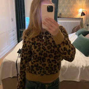 Leopard tröja - Superfin stickad leopard tröja, säljet pågrund av att den inte används.💘