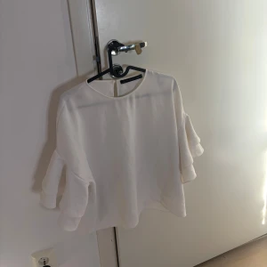 Blus - Säljer denna tröja från zara i storlek S.