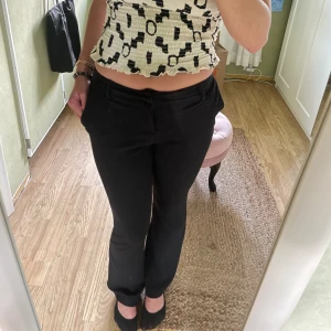 Kostymbyxor - Säljer dessa jättesköna bootcut kostymbyxor från only. Bra skick i strl s