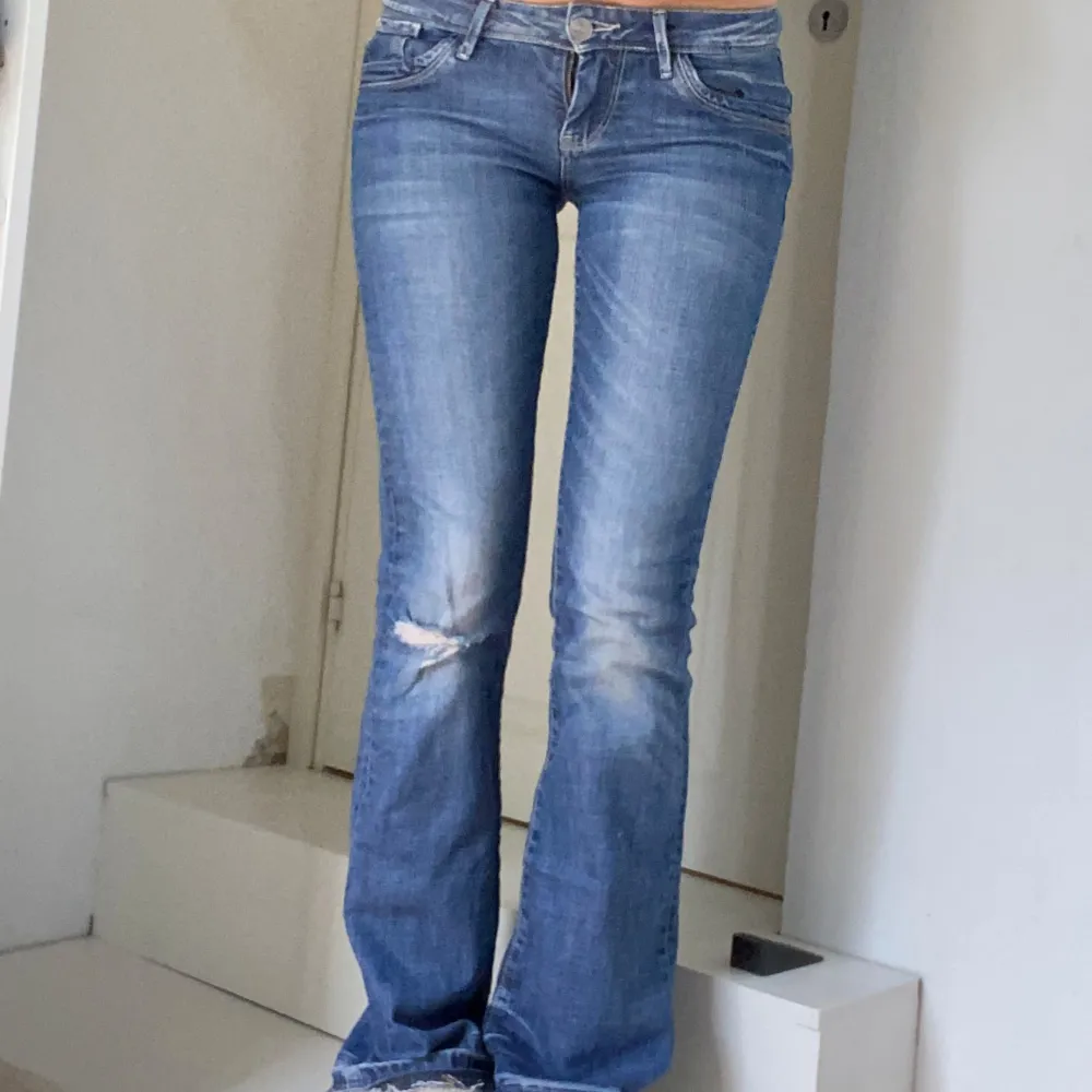 Lågmidjade bootcat jeans från cross, fint skick (obs gylfen funkar halvt men går lätt att lösa vilket du står för själv), därav priset💓💓 Innerbenslängden 83 cm (jag är 175 cm) och midjemåttet är ca 40 cm!!. Jeans & Byxor.