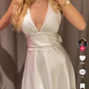 Trendig klänning  - Säljer denna trendiga å eftertraktade klänning från zara med prislappar på. Beställde två storlekar och säljer denna, alltså helt ny. Passar till allt speciellt nu på sommaren! Skit snygg ❤️