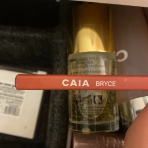 Caia läpppena - Super fin! Använt första lagret bara så går att vässa bort