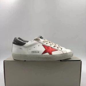 Söker Golden goose elr rockrunners skriv till mig om ni har spelat ej roll vilken modell  - Köper dina skor   Elr byter plus extra pengar med en högre MODEL av Philippe model 