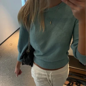 Stickad tröja  - Jättefin turkos stickad tröja!🦋