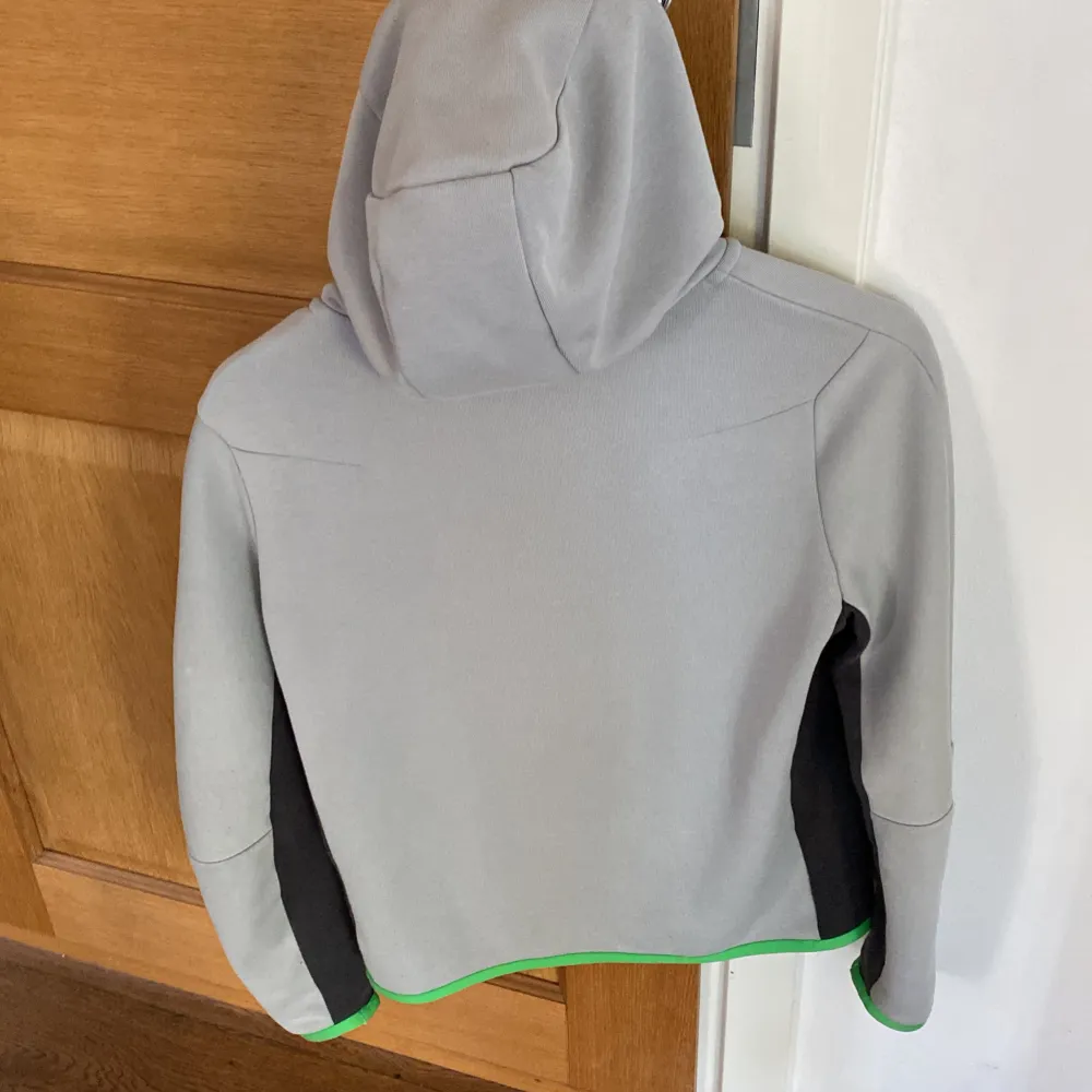 Tjena! Säljer min Nike tech fleece i storlek L (barn) köpt i New york. Såklart äkta. Men det finns en liten fläck på framsidan. Skriv vid frågor. Hoodies.