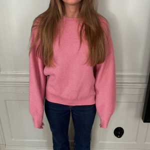 Stickad tröja  - Så gosig och mjuk zara kofta i gott skick Tröjan är mer ljusrosa i verkligheten och glittrar fint  Tröjan är i storlek 164cm(13-14år) men passar mig som vanligtvis har storlek xs-s
