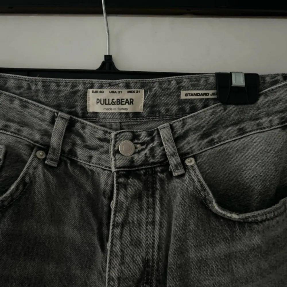 Riktigt schyssta Jeans från Pull and Bear med fabriktillverkat hål  Stl 31   Vid frågor vänligen kontakta mig och kan även samfraktas ihop med andra köp . Jeans & Byxor.