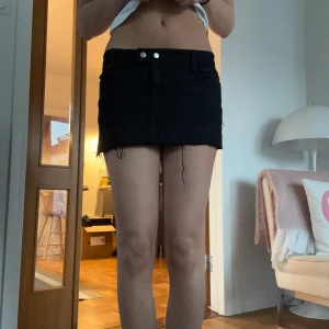 Lågmidjad jeanskjol - Köpt second hand förra året och finns inget märke, har två knappar så den går att ha lösare om man ville er vilket jag tycker är bra. Säljer då jag inte använder de tillräckligt 