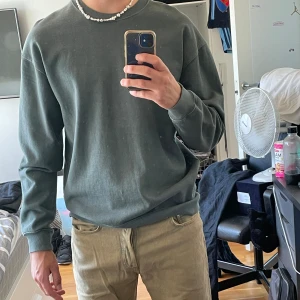 Mörkgrön sweatshirt - Mörkgrön ish sweatshirt. Mer eller mindre nyskick, den är använd några få gånger. 🎉