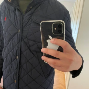 Polo jacka - Storlek XL men är liten för att vara en XL i storlek. Är väldigt fin ock i skick 9/10!! Inte använd mycket.