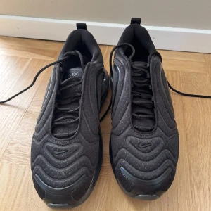Nike air max 720  - Nike air max 720 - använda utomhus vid ett tillfälle annars nyskick. Storlek 8,5 - storlek 40. 