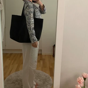 Shopper  - Väska från Anna Field. Rymlig väska som är köpt på Zalando.