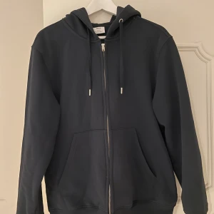 Mango zip hoodie - Säljer nu denna snygga zip hoodie från mango i färgen marinblå. Har bara använt den ett fåtal gånger så den är i superfint skick! Hör av er vid minsta lilla fråga!