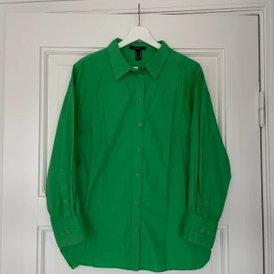 Skjorta från Forever 21 - Säljer denna härliga skjorta från Forever 21 i storlek M. Använd några ggr men fortfarande i fint skick!